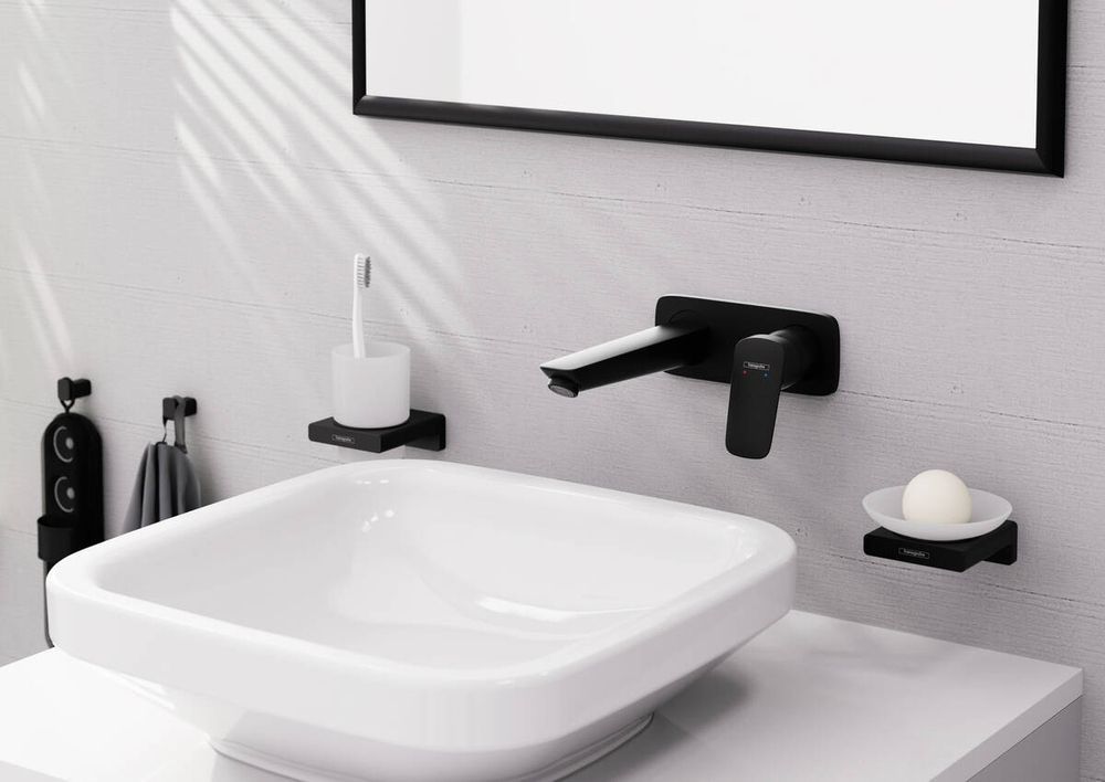 Смеситель для раковины настенный Hansgrohe Logis (цвет - чёрный матовый), излив 19,5 см 71220670 71220670 &mdash; фото в Esantehnika