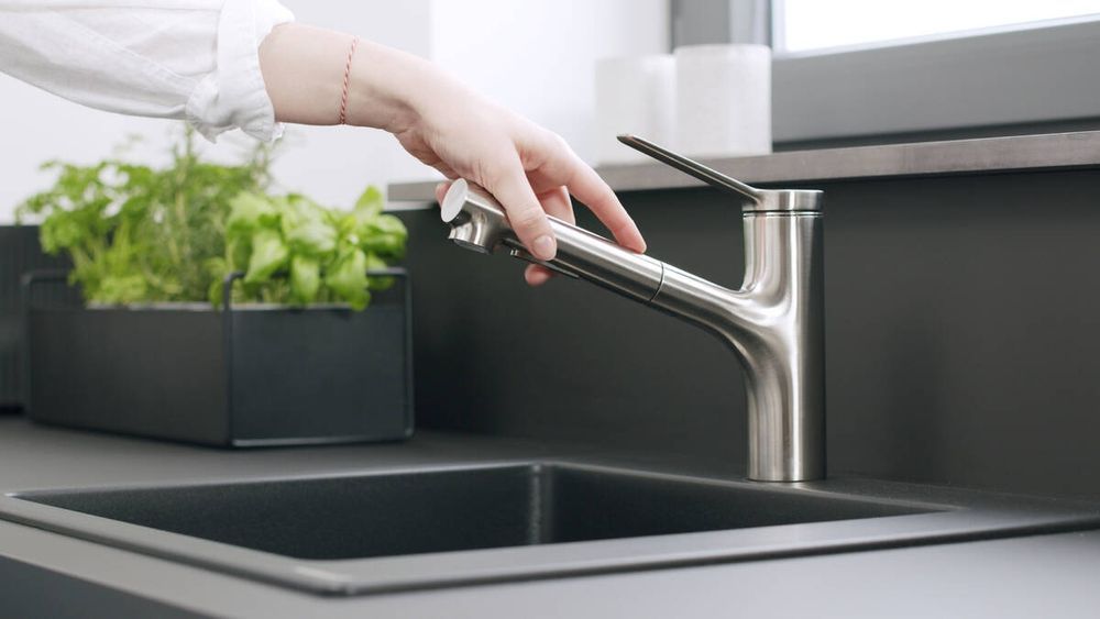 Кухонный смеситель, с вытяжным душем, 2 вида струи, sBox lite Hansgrohe Zesis M33 (цвет - сталь) 74803800 74803800 &mdash; фото в Esantehnika