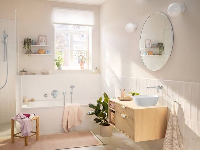 Смеситель для раковины настенный Hansgrohe Rebris S (цвет - хром), излив 200 мм 72528000 72528000 &mdash; фото в Esantehnika