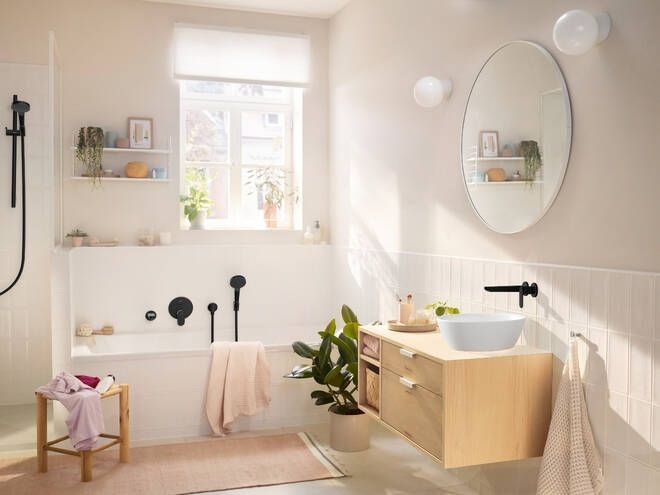 Смеситель для раковины настенный Hansgrohe Rebris S (цвет - чёрный матовый), излив 200 мм 72528670 72528670 &mdash; фото в Esantehnika