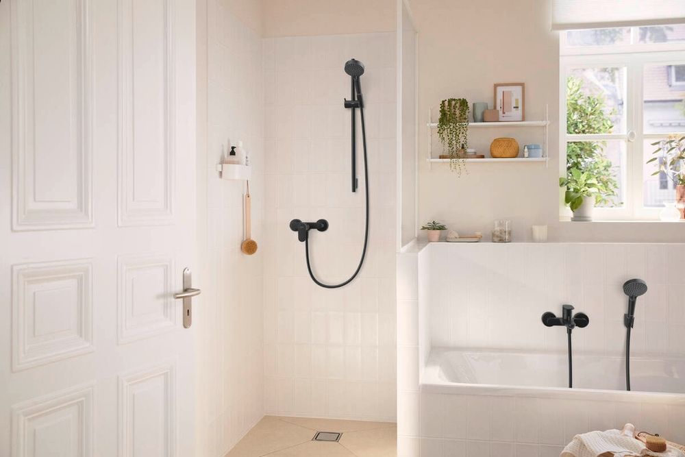 Смеситель для душа наружного монтажа Hansgrohe Rebris S (цвет - чёрный матовый) 72640670 72640670 &mdash; фото в Esantehnika
