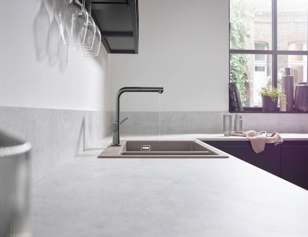 Кухонный смеситель 270, с вытяжным изливом, 1jet, sBox Hansgrohe Talis M54 (цвет - шлифованный чёрный хром) 72809340 72809340 &mdash; фото в Esantehnika