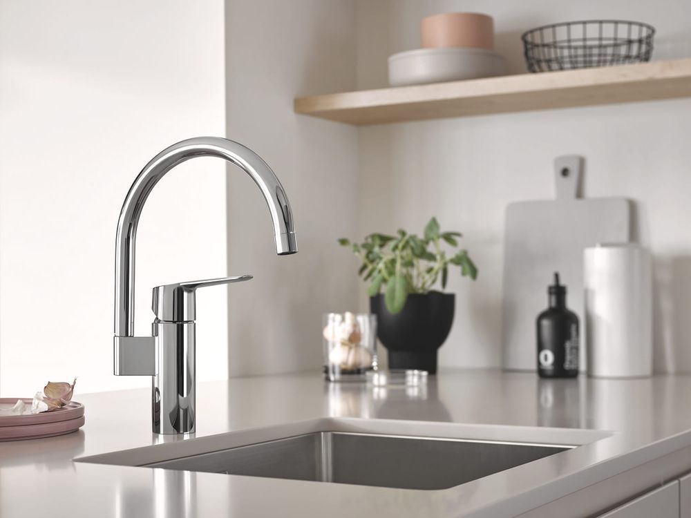 Мийка кухонна Kroner KRP Geb&uuml;rstet-6050HM + Змішувач для кухні Grohe QuickFix Start хром 30469000 CV027237+30469000 &mdash; фото в Esantehnika