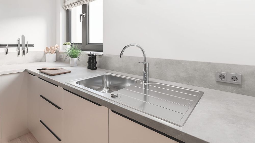 Мийка кухонна Kroner KRP Geb&uuml;rstet-7843ZHM + Змішувач для кухні Grohe QuickFix Start хром 30469000 CV022805+30469000 &mdash; фото в Esantehnika
